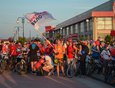 22 августа вечером на площадке перед торговым центром «Автоград» собрались велосипедисты, чтобы принять участие в массовом заезде.