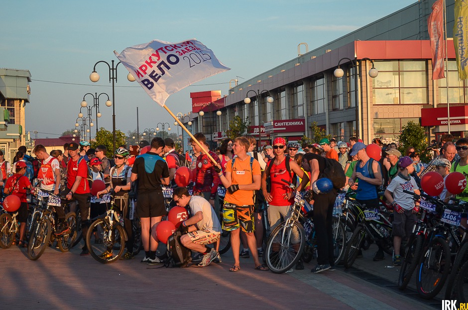 22 августа вечером на площадке перед торговым центром «Автоград» собрались велосипедисты, чтобы принять участие в массовом заезде.