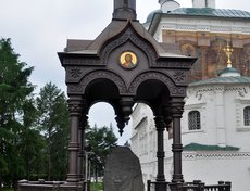 Мемориальная беседка около храма была установлена в год 350-летия города.