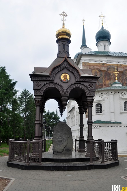 Мемориальная беседка около храма была установлена в год 350-летия города.
