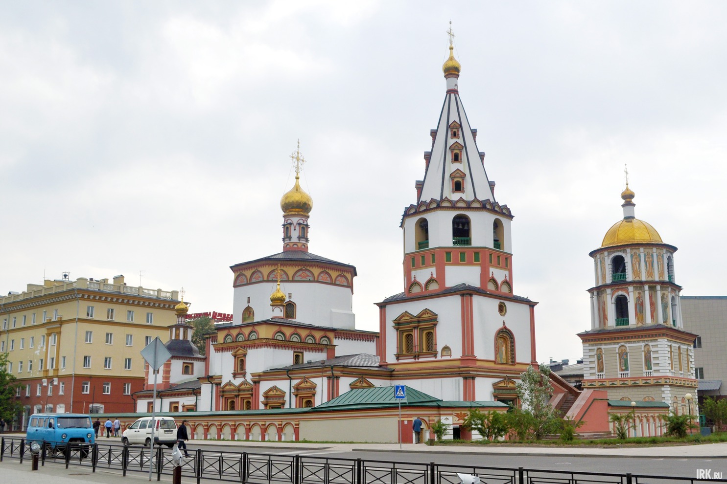 Собор Богоявления — один из самых красивых в Иркутске. На протяжении 18-19 веков был кафедральным.
