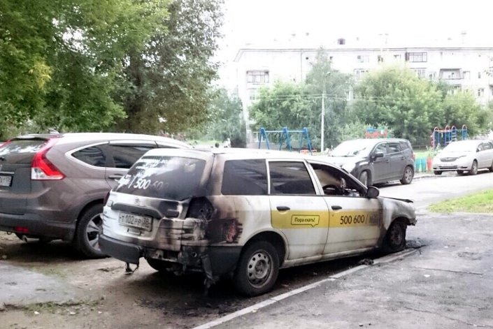Сгоревшая машина. Фото предоставлено такси «Максим»