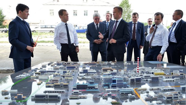 На площадке ООО «Усольехимпром» во время визита Дмитрия Медведева. Фото пресс-службы правительства России