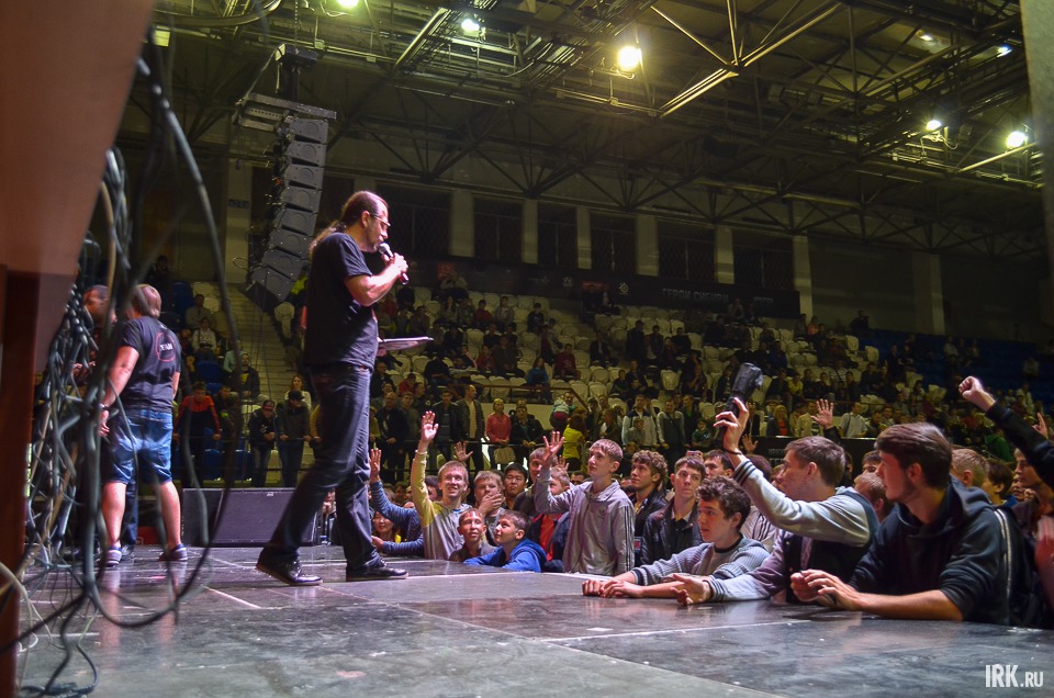 Организаторы устроили целое шоу с раздачей призов.