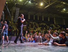 Организаторы устроили целое шоу с раздачей призов.