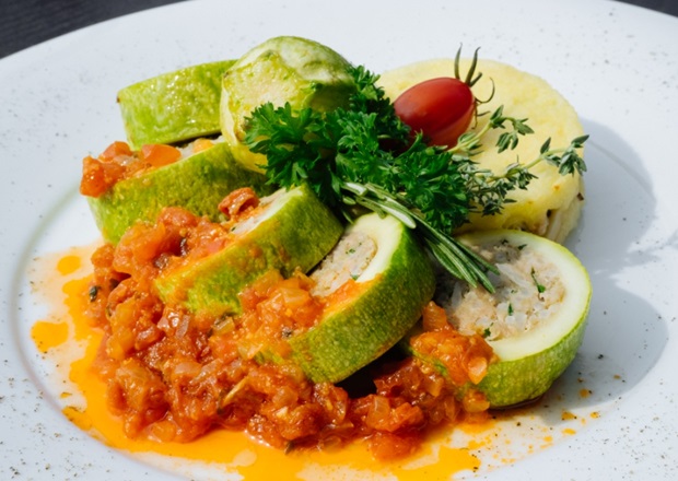 Фаршированный кабачок с картофельным пюре и грибами, с соусом на основе свежих и вяленых томатов. Фото предоставлено рестораном