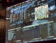 Игра командных сражений транслировалась на большом экране.