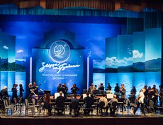 Открыл вечер исполнением Концерта для трех фортепиано Симфонический оркестр Мариинского театра под управлением Валерия Гергиева.