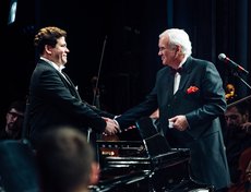 Денис Мацуев и ведущий концерта Владимир Молчанов.