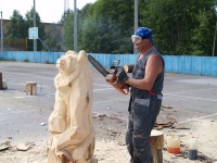 Во время фестиваля также прошло шоу мастеров-резчиков по дереву