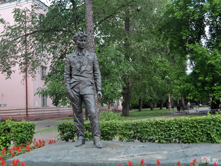 Памятник Александру Вампилову в Иркутске. Фото IRK.ru