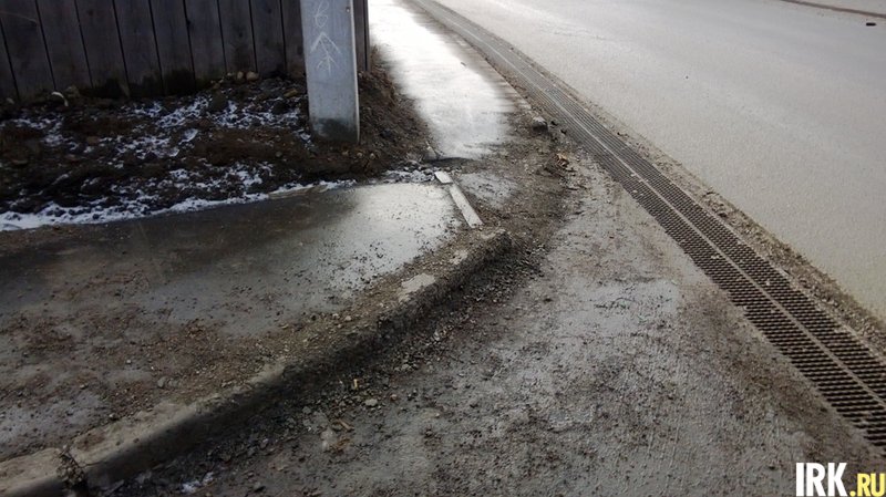 В предместье Радищево бордюры уже осыпались, начинает осыпаться ливневая канализация. Фото IRK.ru
