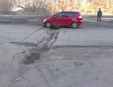 Провал на дороге в микрорайоне Первомайский. Фото Андрея Беркетова