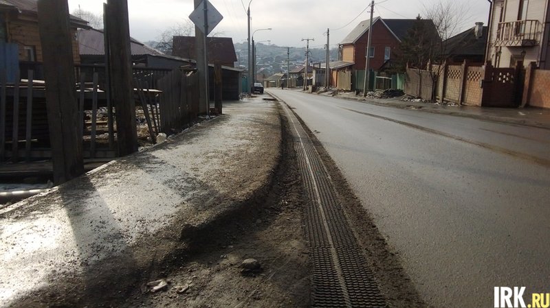 В предместье Радищево бордюры уже осыпались, начинает осыпаться ливневая канализация. Фото IRK.ru