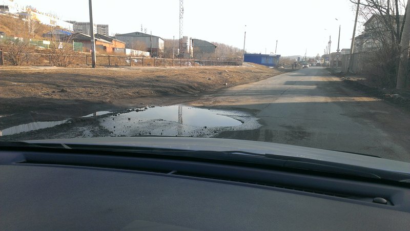 Провал на дороге в микрорайоне Первомайский. Фото Андрея Беркетова