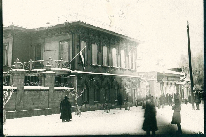 Дом купцов Бревновых. Фотография сделана в годы Гражданской войны. Собрание ИОКМ