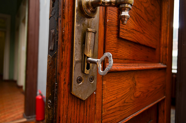 В доме сохранились двери со времен постройки