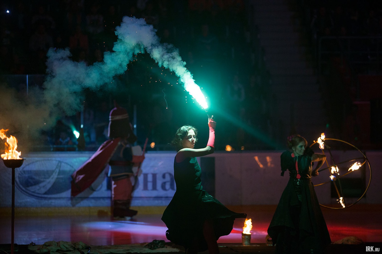 Перед игрой зрителей ждало зрелищное фаер-шоу.