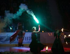 Перед игрой зрителей ждало зрелищное фаер-шоу.