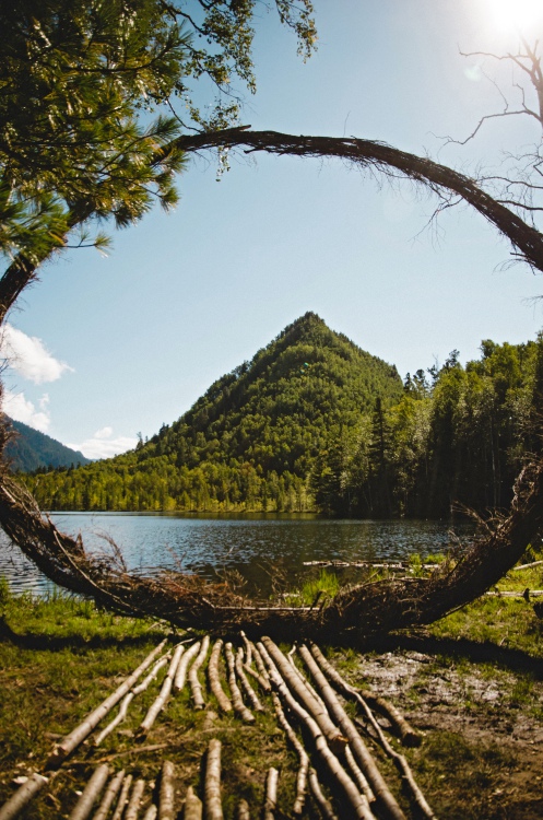 Третье место присудили команде «45 ͦ» за проект «Точка зрения». Команда сплела из веток окружность, установив ее так, что в центре круга видна одна из вершин хребта Хабар-Дабан (шапка Мономаха).