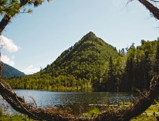 Третье место присудили команде «45 ͦ» за проект «Точка зрения». Команда сплела из веток окружность, установив ее так, что в центре круга видна одна из вершин хребта Хабар-Дабан (шапка Мономаха).