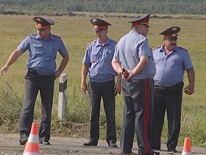 Инспекторы ГИБДД на месте аварии. Фото АС Байкал ТВ
