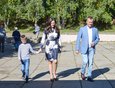 Сергей Ерощенко с семьей идет на избирательный участок.