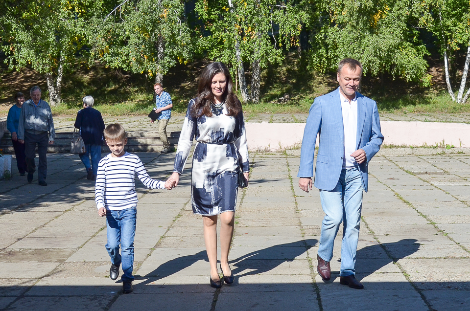 Сергей Ерощенко с семьей идет на избирательный участок.