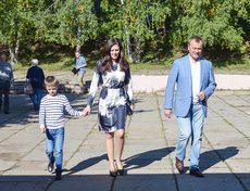 Сергей Ерощенко с семьей идет на избирательный участок.