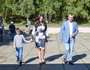 Сергей Ерощенко с семьей идет на избирательный участок.