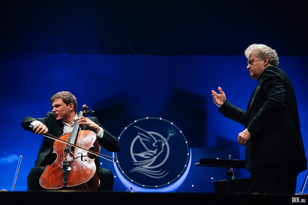 Виолончелист Андрей Ионут Ионица (Румыния) и дирижер Губернаторского симфонического оркестра Илмар Лапиньш