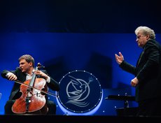 Виолончелист Андрей Ионут Ионица (Румыния) и дирижер Губернаторского симфонического оркестра Илмар Лапиньш