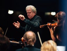 В концерте принял участие Губернаторский симфонический оркестр под управлением заслуженного деятеля искусств России Илмара Лапиньша.