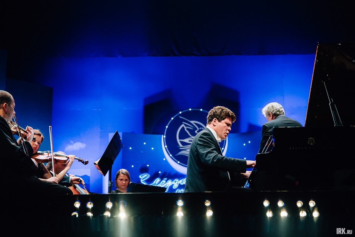 Завершил вечер своим выступлением пианист, художественный руководитель фестиваля «Звезды на Байкале» Денис Мацуев.