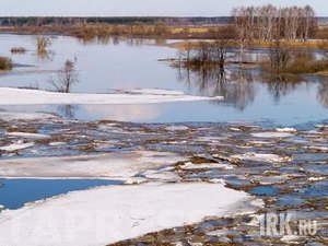 Половодье на реке. Автор фото — Владимир Егоров, www.club.foto.ru