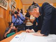 Гости из Японии оставляют запись в книге Дружбы в музее им. Сигэки Мори