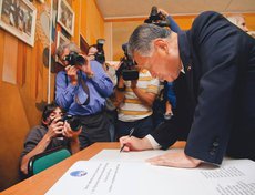 Гости из Японии оставляют запись в книге Дружбы в музее им. Сигэки Мори