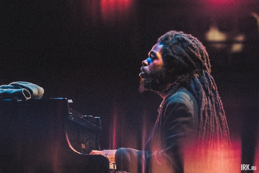 На фото Джоэл Холмс