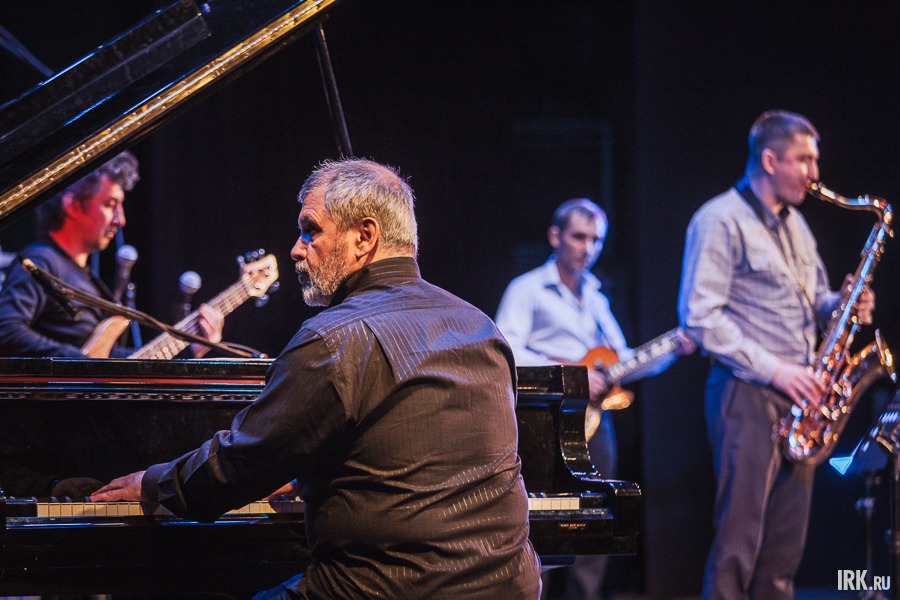 На фотографии пианист Игорь Дмитриев