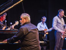 На фотографии пианист Игорь Дмитриев