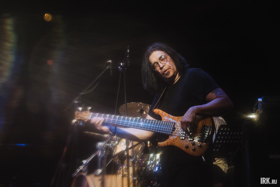 Бас-гитарист Джимми Хаслип