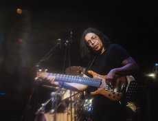 Бас-гитарист Джимми Хаслип