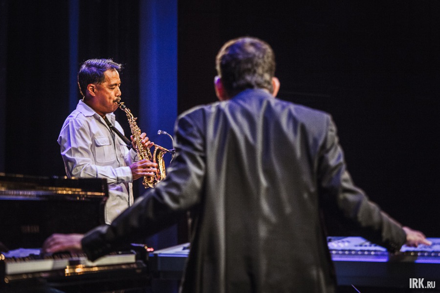 На саксофоне играет Майкл Пауло