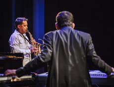 На саксофоне играет Майкл Пауло