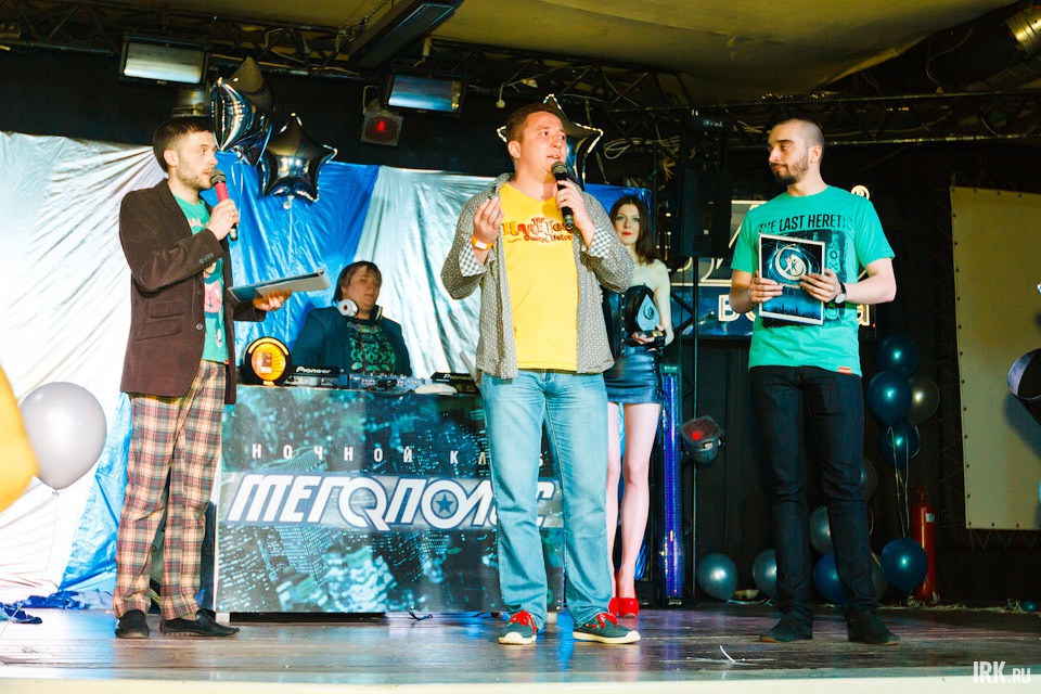 Раушан Хасанов, солист группы «Ботаникал Гардэн», объявляет победителей в номинации «Лучший концерт года»