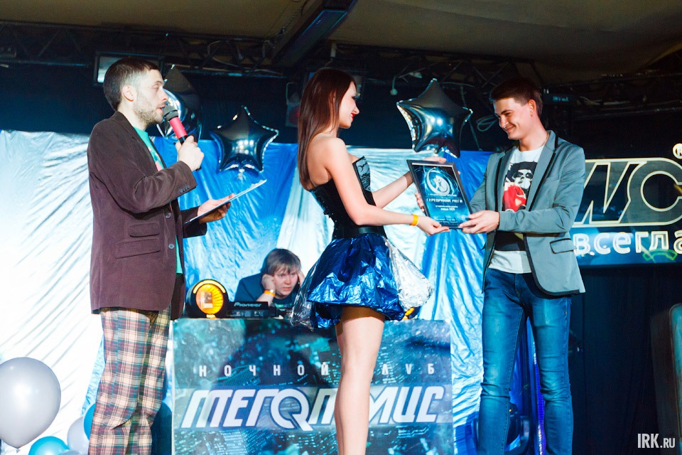 Сергей Шульц получает диплом для Радио MCM «За поддержку клубной культуры»