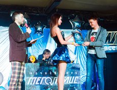 Сергей Шульц получает диплом для Радио MCM «За поддержку клубной культуры»