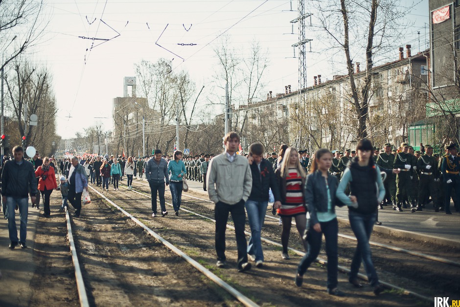 Параллельно с парадной колонной идут жители города