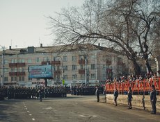Построение колонны около танка «Иркутский комсомолец»