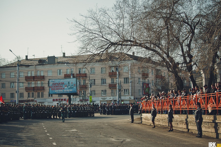 Построение колонны около танка «Иркутский комсомолец»